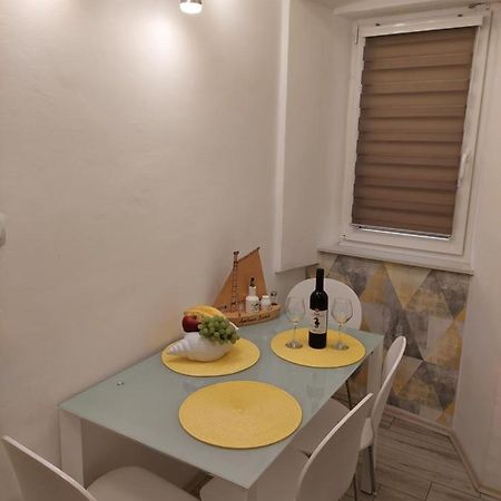 Apartmant Bionda Novi Vinodolski, Cozy And Nice Apartment For 4 People In The City Center Exterior photo
